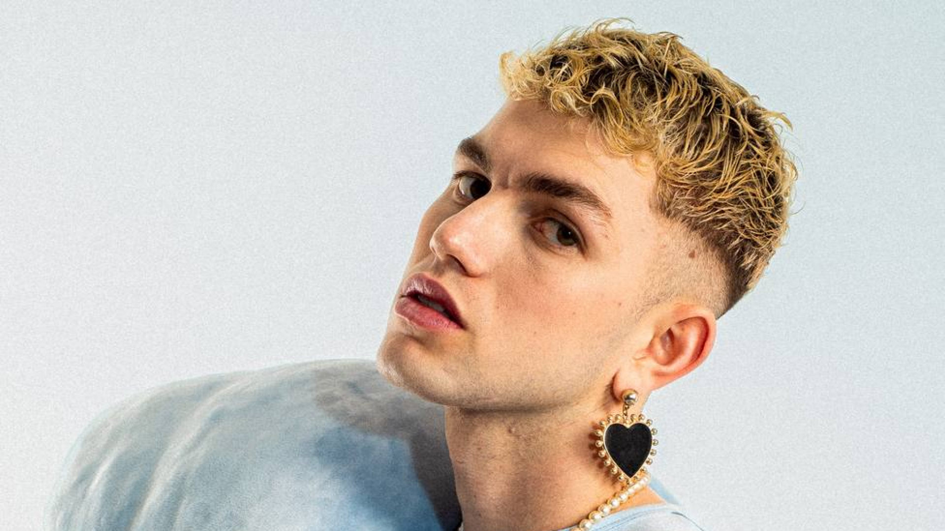 Marc Seguí rescata su versión más colorida y pop con '5 Estrellas'