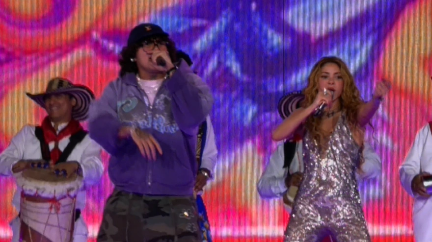 Shakira y Beéle cantan 'Algo tú' sobre el escenario de Macondo Park